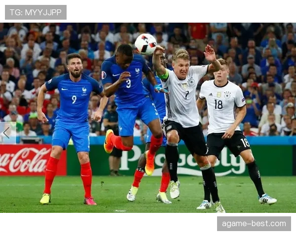 禁区外犯规是否判罚直接任意球？规则详解